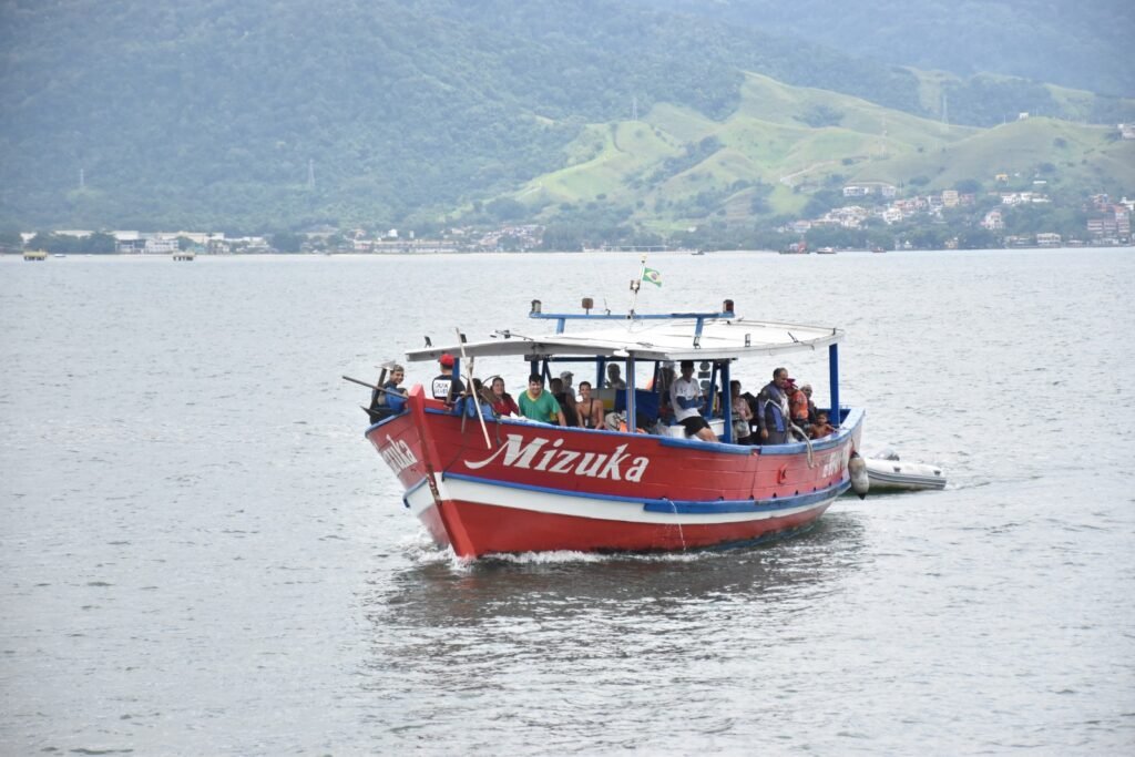 Resgate de turistas isolados em Castelhanos após chuvas em Ilhabela