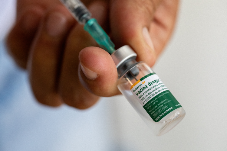 Vacina Butantan-DV contra dengue avança em estudo para idosos