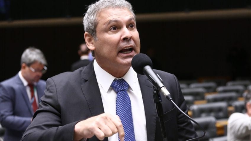 Lindbergh Farias pede investigação sobre mansão de R$ 14,5 milhões