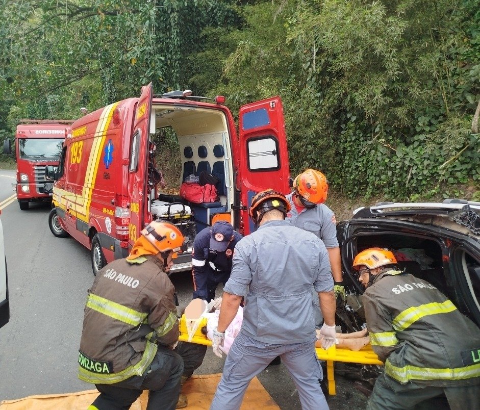 Grave acidente na Rio-Santos em Caraguatatuba deixa feridos e mobiliza resgate